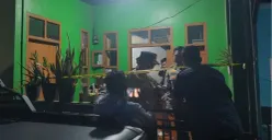 Polisi masih melakukan pengamanan ketat di kediaman korban, Kampung Warung Tiwu, RT 02/RW 16, Desa Cipatat, Kecamatan Cipatat, Kabupaten Bandung Barat, Selasa 3 Maret 2026. (Sumber: Poskota/Gatot Poedji Utomo)