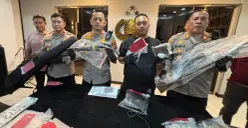 Polisi menunjukkan barang bukti pembunuhan pasutri asal Pakistan di Mapolres Bogor, Selasa, 3 Maret 2026. (Sumber: Poskota/Giffar Rivana)