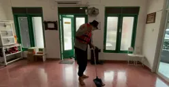 Personel Polda Metro Jaya sedang membersihkan sebuah Mushola di Petogogan, Kebayoran Baru, Jakarta Selatan. (Sumber: Dok. Polda Metro Jaya)
