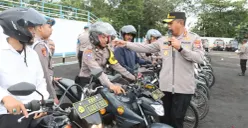 Kapolresta Tangerang, Kombes Pol Andi Muhammad Indra Waspada Amirullah saat melakukan pengecekan kendaraan. (Sumber: Poskota/Veronica Prasetio)