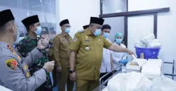 Bupati Bogor Rudy Susmanto saat meninjau SPPG Polres Bogor di Cibungbulang. (Sumber: Dok. Polres Bogor)