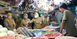 Wakil Bupati Tangerang, Intan Nurul Hikmah saat melakukan monitoring stok dan harga komoditi di Pasar Kelapa Dua. (Sumber: Poskota/Veronica Prasetio)