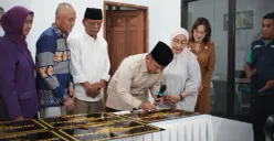 Wali Kota Depok, Supian Suri melakukan penandatangan peresmian prasasti untuk 15 posyandu di wilayah Kecamatan Sukmajaya. (Sumber: Dok. Diskominfo)