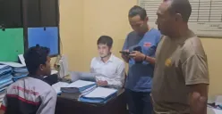 Polisi memeriksa D yang menggelapkan ratusan karton susu dengan dalih kena begal. (Sumber: Dok. Polsek Cileungsi)