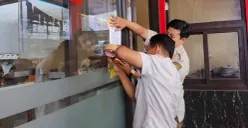 Petugas Satpol PP Kabupaten Bandung Barat menertibkan tempat makan yang beoperasi selama Ramadhan. (Sumber: Poskota/Gatot Poedji Utomo)