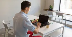 Tips sehat saat duduk lama di depan komputer ala Dokter Saddam Ismail. (Sumber: Freepik/marymarkevich)