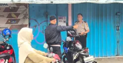 Petugas mengecek tempat aksi eksibisionis di Jalan Raya Pengasinan, RT 04/RW 01, Kelurahan Pengasinan, Kecamatan Sawangan, Kota Depok. (Sumber: Dok. Polsek Bojongsari)