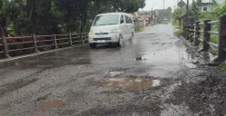 Jalan nasional di Pandeglang, yang belum lama diperbaiki sekarang terlihat berlubang lagi. (Sumber: Poskota/Samsul Fatoni)