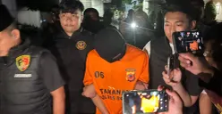 Pelaku pembunuhan pasutri asal Pakistan digelandang ke ruang tahanan di Mapolres Bogor, Selasa, 3 Maret 2026. (Sumber: Poskota/Giffar Rivana)