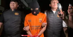 Pelaku pembunuhan pasutri asal Pakistan digiring polisi di ke Mapolres Bogor, Selasa, 3 Maret 2026. (Sumber: Poskota/Giffar RIvana)