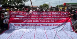 Unjuk rasa warga di Perumahan Citra, Kalideres, Jakarta Barat, menolak pembangunan rumah duka dan krematorium, Sabtu, 28 Februari 2026. (Sumber: Poskota/Pandi Ramedhan)