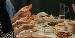 Umat Islam sedang berbuka puasa pada hari ke-14 Ramadan. (Sumber: pexels)