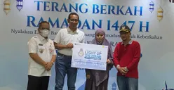 General Manager PLN UID Jakarta Raya, Moch. Andy Adchaminoerdin bersama Wakil Wali Kota Jakarta Selatan, Ali Murtadho, secara simbolis memberikan bantuan penyambungan listrik kepada salah satu warga. (Sumber: Poskota/Guruh Nara Persada)
