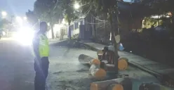 Petugas lantas Polsek Sukmajaya telah memastikan situasi lalu lintas di Jalan KSU kembali normal setelah batang pohon tumbang sudah dibersihkan. (Sumber: Polsek Sukmajaya)