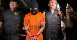 Pelaku pembunuhan pasutri di Bogor, MH, 22 tahun digiring polisi usai menjalani pemeriksaan di Mapolres Bogor. (Sumber: Poskota/Giffar Rivana)