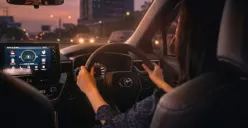 Ilustrasi tips aman buka puasa saat mengemudi mobil. (Sumber: Auto2000)