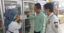 Dinas PPKUKM DKI Jakarta saat melakukan penyegelan. (Sumber: Dok. Kominfotik Pemprov Jakarta)