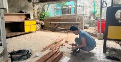 Kasmin, 56 tahun, terpaksa tidak bisa mudik lebaran tahun ini karena kondisi ekonomi. (Sumber: Poskota/Pandi Ramedhan)