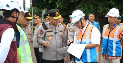 Kapolda Banten, Irjen Pol Hengki saat mendengar paparan dari GM Pelindo Ciwandan terkait persiapan angkutan lebaran. (Sumber: Dok. Bidhumas Polda Banten)