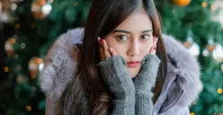 Selebgram Ruce Nuenda atau yang akrab disapa Mama Ebra tengah menjadi sorotan usai diduga tetap beraktivitas di luar rumah saat mengalami gejala penyakit campak. (Sumber: Instagram/@rucenueda)