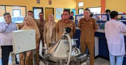 Ratu Zakiyah sapaan Ratu Rachmatuzakiyah mendampingi Gubernur Andra meninjau SMK Negeri 1 Anyer di Kecamatan Anyer. (Sumber: Istimewa)