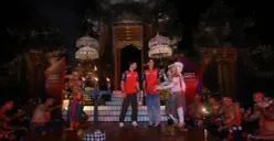 Dua pembalap MotoGP, Joan Mir dan Luca Marini belajar Tari Kecak di Bali. (Sumber: Honda)