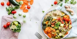 Ilustrasi menu sahur sehat untuk penderita maag yang membantu menjaga kondisi lambung tetap nyaman selama menjalankan ibadah puasa Ramadan. (Sumber: Pinterest)