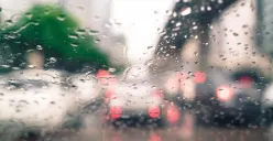 Prakiraan cuaca Jakarta hari ini Kamis 5 Maret 2026. (Sumber: Freepik)