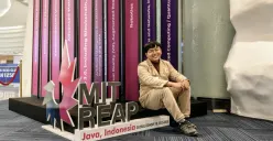 Mahasiswa Universitas Gadjah Mada menunjukkan inovasi AI “Aika”, sistem kecerdasan buatan yang dirancang membantu mahasiswa mengakses layanan kesehatan mental secara lebih mudah dan cepat. (Sumber: Dok/UGM)