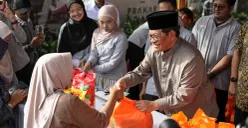 Gubernur Jakarta, Pramono Anung membagikan sembako mura kepada salah seorang warga di Jagakarsa, Jakarta Selatan, Kamis, 5 Maret 2026. (Sumber: Dok. Pemprov Jakarta)