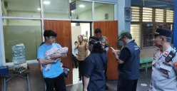 Penemuan bayi dalam paperbag gegerkan warga Kramat Pela, Kebayoran Baru. (Sumber: Dok. Polres Metro Jakarta Selatan)