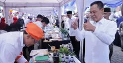 Wakil Bupati Bogor Ade Ruhandi meninjau lomba masak di halaman Gedung Tegar Beriman, Cibinong. (Sumber: Dok. Pemkab Bogor)