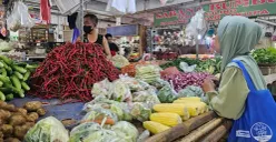 Pedagang sayuran di Pasar Gudang Tigaraksa, Kabupaten Tangerang, Kami, 5 Maret 2026. (Sumber: Poskota/Veronica Prasetio)