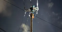 Petugas PLN UP3 Cimahi melakukan pengamanan pasokan jaringan Listrik di wilayah Kabupaten Bandung Barat. (Sumber: Poskota/Gatot Poedji Utomo)