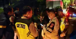 Petugas kepolisian mengecek lokasi kecelakaan di underpass UI Depok yang menewaskan seorang pemotor pada Kamis, 5 Maret 2026 dini hari. (Sumber: Dok. Polres Metro Depok)
