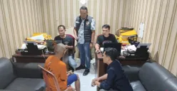Pelaku curanmor berinisial F saat diperiksa petugas. (Sumber: Poskota/Veronica Prasetio)