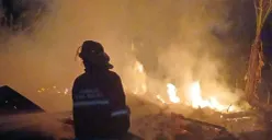 Petugas Damkar saat memadamkan api di penangkaran jamur kayu, Desa Cibatok, Kecamatan Cibungbulang. (Sumber: Dok. Damkar Bogor)