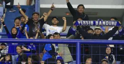 Bobotoh Persib memadati tribun penonton di Stadion GBLA, Bandung. (Sumber: Poskota/Gatot Poedji Utomo)