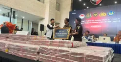 Direktorat Tindak Pidana Siber Bareskrim Polri mengeksekusi harta kekayaan hasil tindak pidana pencucian uang (TPPU) yang berasal dari aktivitas perjudian online senilai Rp58 miliar lebih. (Sumber: Poskota/Ali Mansur)