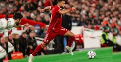 Lapangan hijau dari jeda iftar hingga mental baja pemain muslim. (Sumber: Instagram/@mosalah)