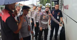 Personel Porlesta Serang memeriksa kendaraan dalam rangkaian ramp check di Terminal Pakupatan, Kota Serang, Kamis, 5 Maret 2026. (Sumber: Dok. Polresta Serang)