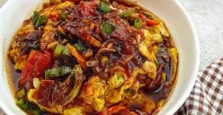 Sajian menu sahur dan berbuka sederhana berupa telur dadar, ayam goreng rumahan, sayur bening bayam, serta es kelapa muda segar yang praktis dan bergizi selama Ramadan. (Sumber: Pinterest)