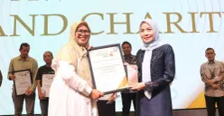Bupati Serang Ratu Rachmatuzakiyah menerima Award 2026 kategori kepala daerah inovatif program Kemudahan Perizinan Berusaha bagi Investor di Kabupaten Serang dari Pokja Wartawan Ekbispar pada Jumat, 6 Maret 2026. (Sumber: Istimewa)