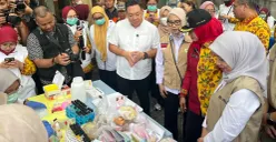 Pengecekan kandungan zat berbahaya pada makanan yang dijual pedagang takjik di Jalan Panjang Kelapa Dua, Kebon Jeruk, Jakarta Barat, Kamis, 5 Maret 2026. (Sumber: Poskota/Pandi Ramedhan)