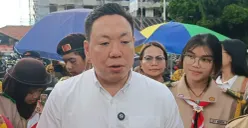 Anggota Komisi IX DPR RI, Charles Honoris mengecek makanan pedagang takjil di Jalan Panjang Kelapa Dua, Kebon Jeruk, Jakarta Barat, Kamis, 5 Maret 2026. (Sumber: Poskota/Pandi Ramedhan)