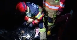 Petugas Damkar saat mengevakuasi tubuh balita berinisial Z, yang meninggal dunia akibat kebakaran di sebuah kontrakan, Kelurahan Tegallega, Kecamatan Bogor Tengah Kota Bogor, Kamis, 5 Maret 202 kemarin. (Sumber: Damkar Bogor)