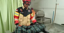 Petugas Damkar Kota Bogor membawa jasad, Z, 1 tahun usai mengevakuasi korban pasca kebakaran yang terjadi di Kelurahan Tegallega, Kecamatan Bogor Tengah, Kota Bogor, Kamis malam, 5 Maret 2025. (Sumber: Damkar Bogor)