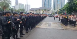 Personel gabungan dikerahkan untuk mengamankan aksi unjuk rasa yang rencananya digelar di kawasan selatan Monumen Nasional (Monas), Gambir, Jakarta Pusat, Jumat, 6 Maret 2026. (Sumber: Polres Metro Jakarta Pusat)