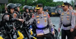 Kapolda Banten Irjen Pol Hengki saat memeriksa kendaraan yang akan digunakan dalam Operasi Ketupat Maung 2026. (Sumber: Polda Banten)