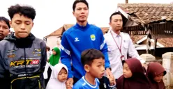 Pemain Persib Bandung bersama Pimpinan Cabang Dompet Dhuafa nampak akrab dengan anak-anak penyintas Longsor Pasirlangu. (Sumber: Poskota/Gatot Poedji Utomo)